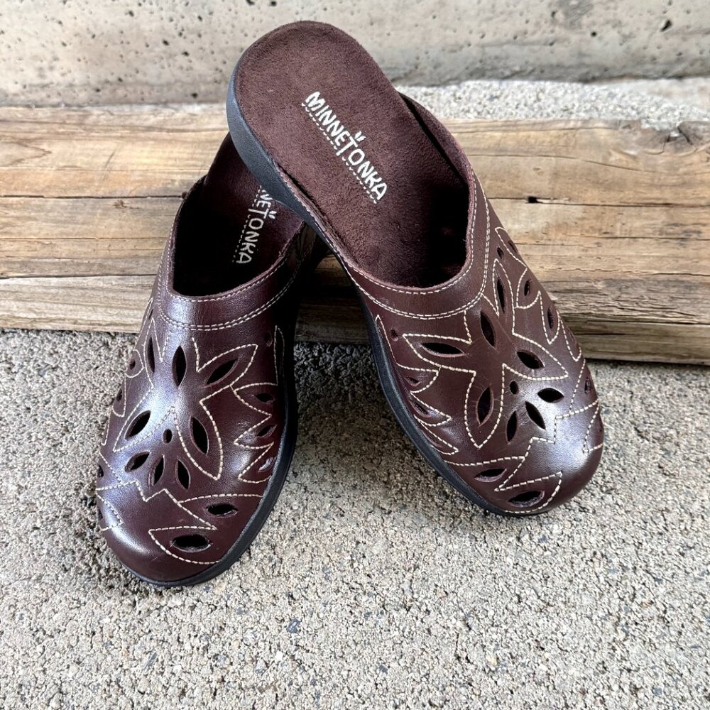 MINNETONKA WOMEN'S BROWN LEATHER SLIP-ON MULES SIZE 5 SHOES